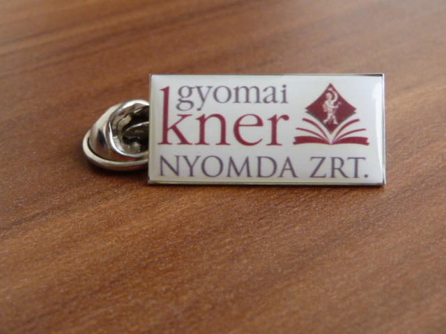 Fém alapú műgyantázott kitűző